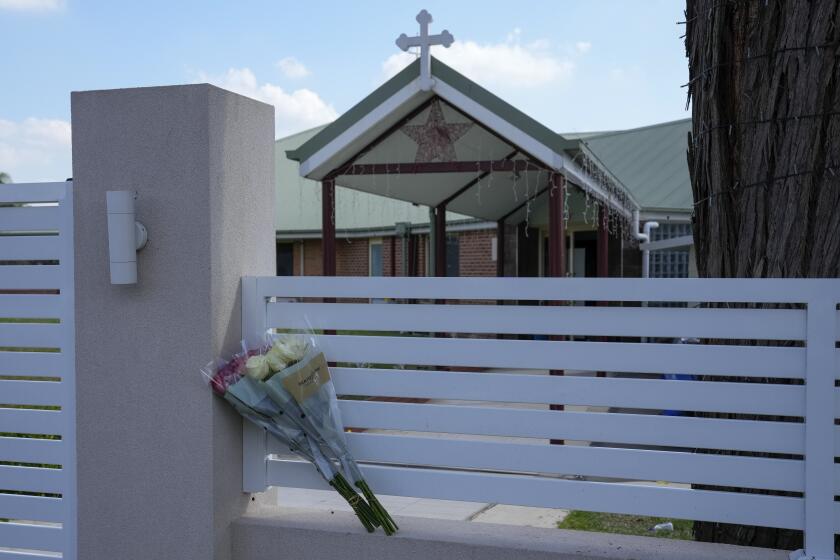 ARCHIVO - Flores colocadas en una cerca ante la iglesia de Cristo el Buen Pastor en Wakely, un suburbio en el oeste de Sydney, Australia, el 16 de abril de 2024. Detectives y agentes del servicio secreto que investigaban el ataque a un obispo en una iglesia de Sydney ejecutaron varias órdenes de registro en la ciudad el miércoles 24 de abril dentro de una gran operación, según las autoridades. (AP Foto/Mark Baker, Archivo)