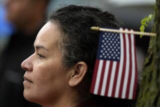 ARCHIVO - Una mujer escucha un discurso durante una marcha del Movimiento de Migrantes por la Justicia de Iowa, el miércoles 1 de mayo de 2024, en Des Moines, Iowa. (AP Foto/Charlie Neibergall, archivo)