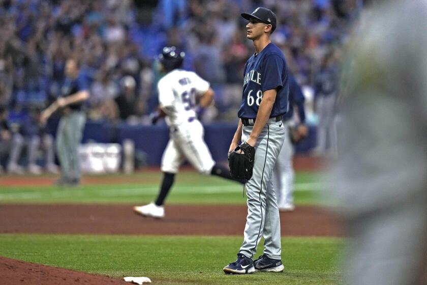 Jeter returns as Yankees honor 1998 team at Old-Timers' Day, Boone booed by  some