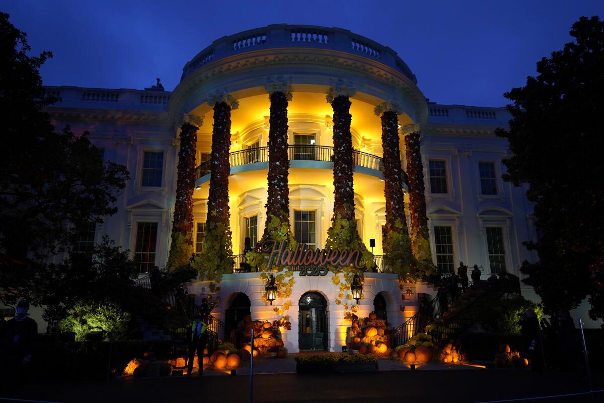 La Casa Blanca en Washington, iluminada en ocasión de Halloween, el 25 de octubre del 2020.