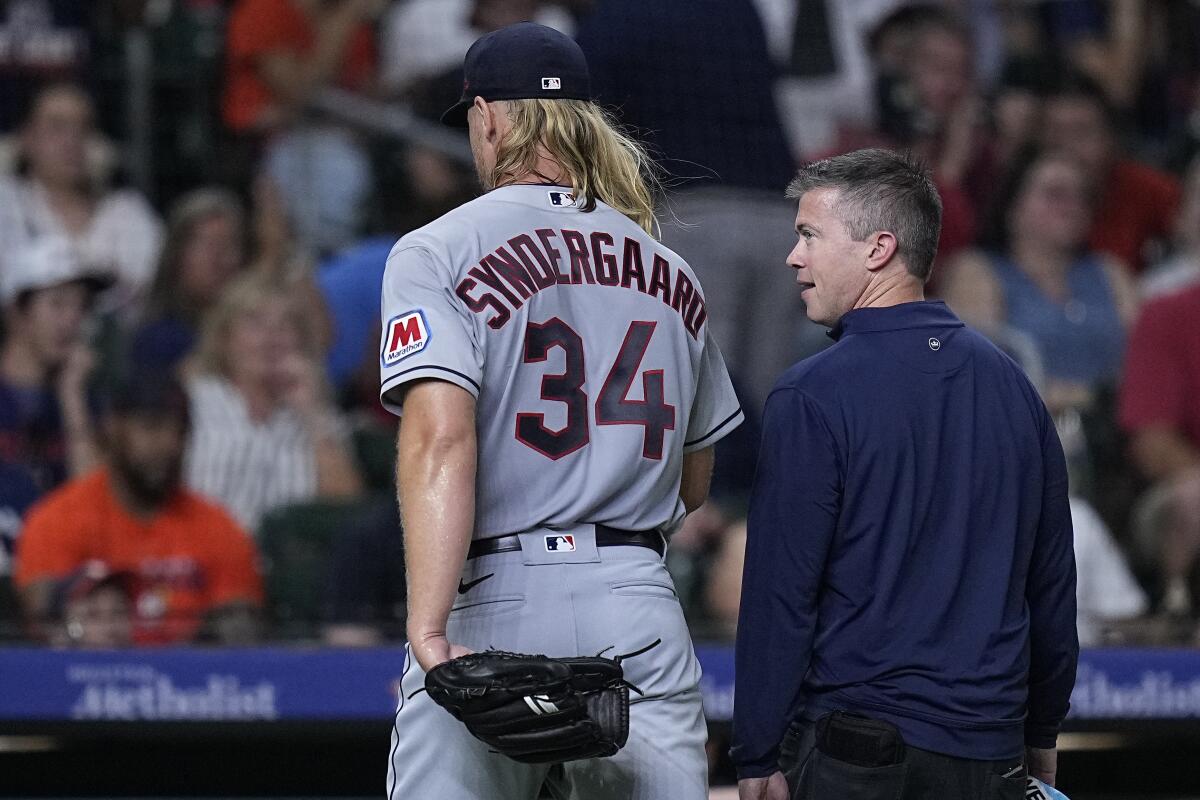 Syndergaard leaves debut with Guardians after being hit on the leg by a  line drive against Astros - The San Diego Union-Tribune
