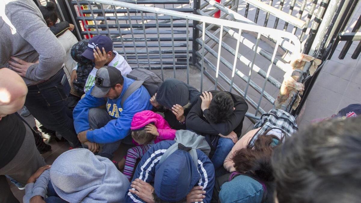 Un grupo de unos 15 miembros de caravanas centroamericanas acompañados por abogados y dos miembros del Congreso de Estados Unidos se presentaron en el Puerto de Entrada de Otay Mesa donde los inmigrantes solicitaron asilo.