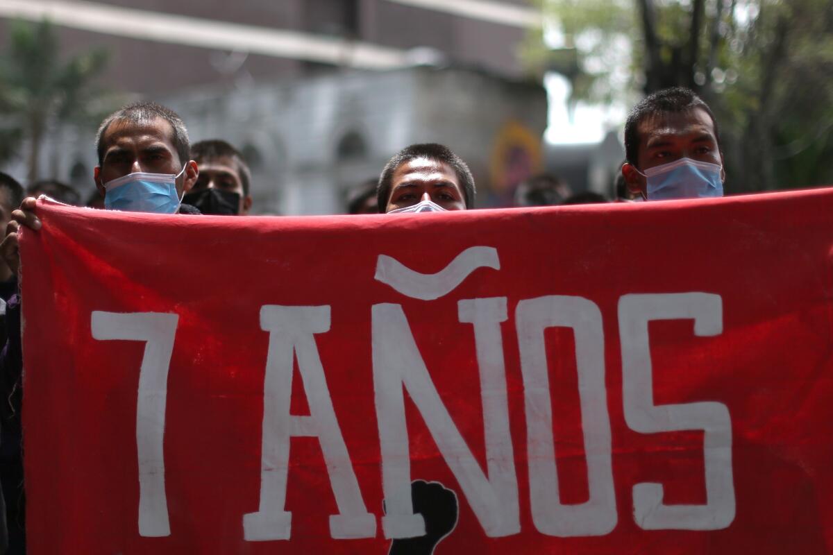 Siete años de Ayotzinapa con solo tres identificados y un funcionario fugado