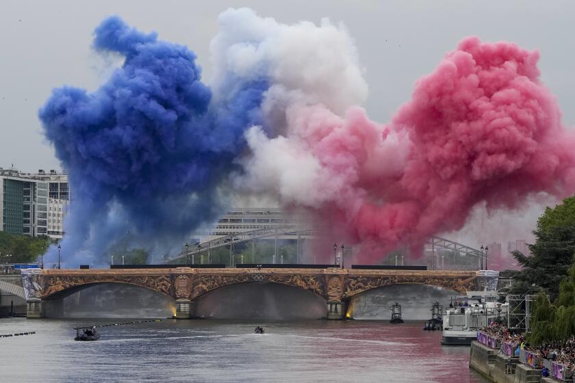 Humo con los colores de la bandera de Francia al dar comienzo la ceremonia de inauguracion de los Juegos Olimpicos de Paris, el viernes 26 de julio de 2024. (AP Foto/Matthias Schrader)