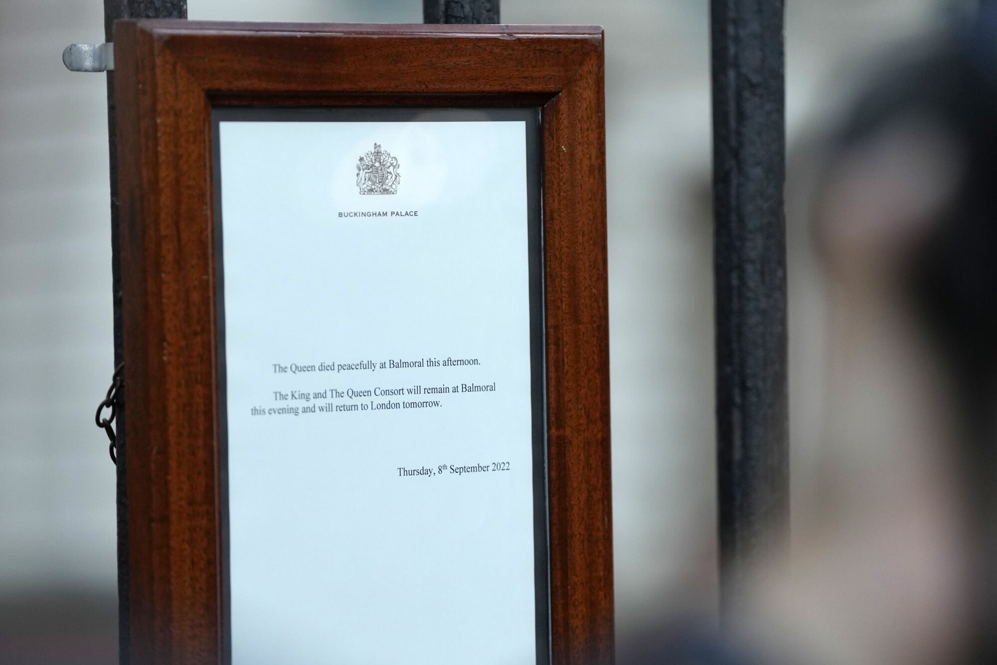 An announcement about Queen Elizabeth II's death is on display on the gates of Buckingham Palace.