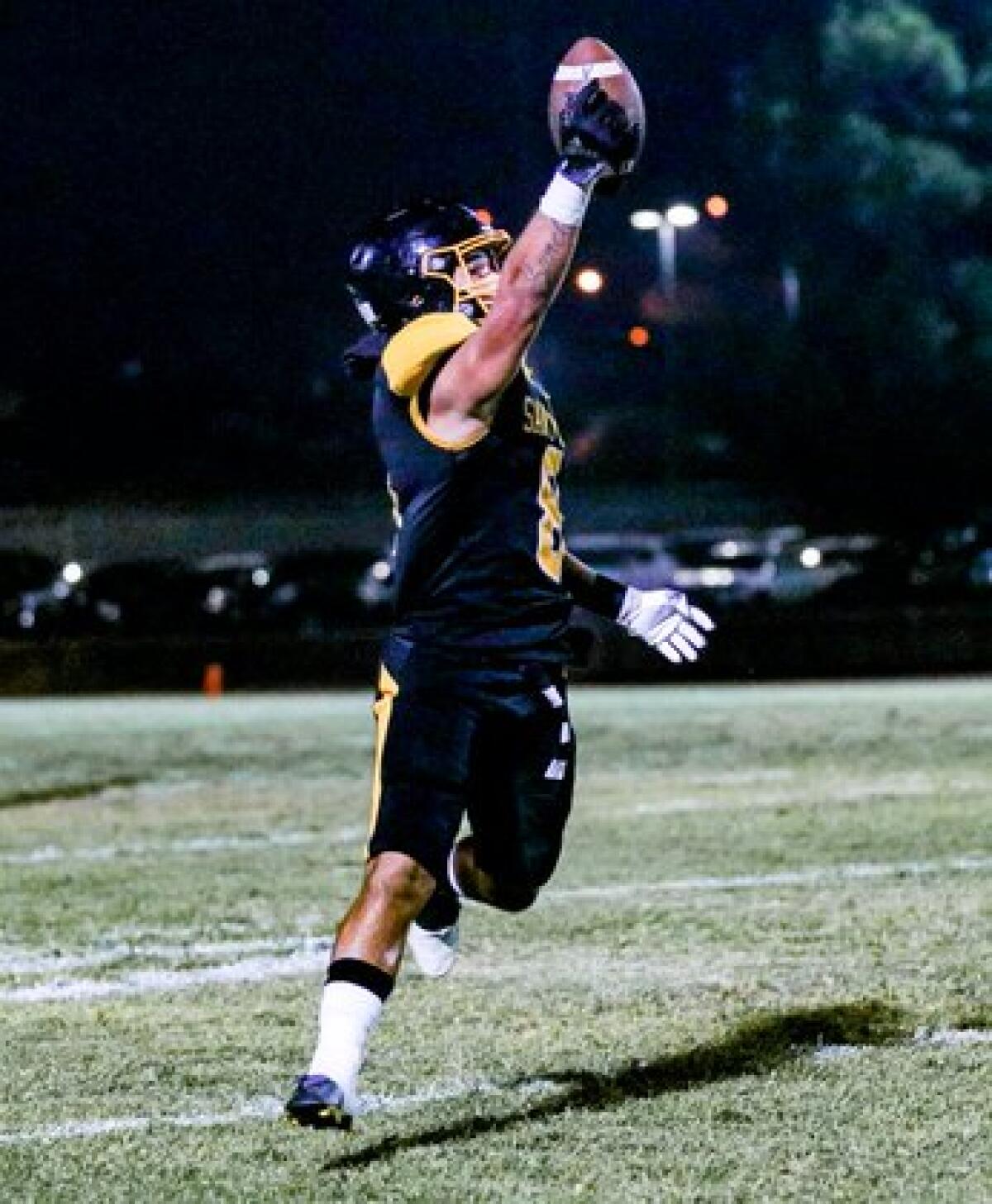 Roman Sanchez of San Pedro makes a one-handed catch.