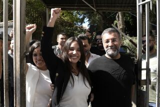 Sali Hafez, al centro, que irrumpió en una sucursal del banco BLOM el mes pasado con otros activistas y forzó a empleados a entregarle 12.000 dólares y el equivalente de 1.000 dólares en libras libanesas de sus ahorros sale del Palacio de Justicia en Beirut el 6 de octubre del 2022. (AP Foto/Hassan Ammar)