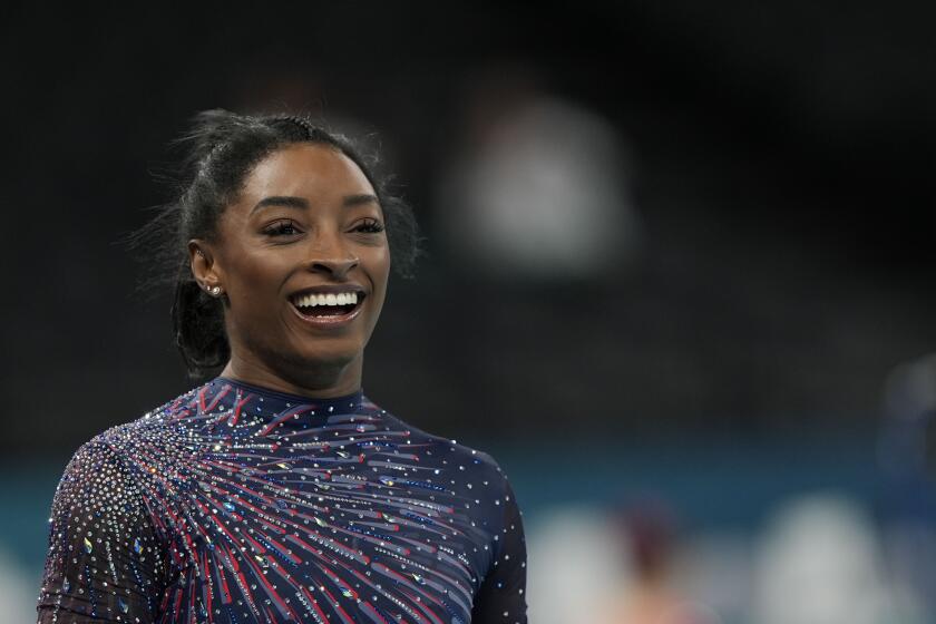 La gimnasta estadounidense Simone Biles durante un entrenamiento en la Bercy Arena previo a los Juegos Olímpicos de París, el jueves 25 de julio de 2024. (AP Foto/Francisco Seco)