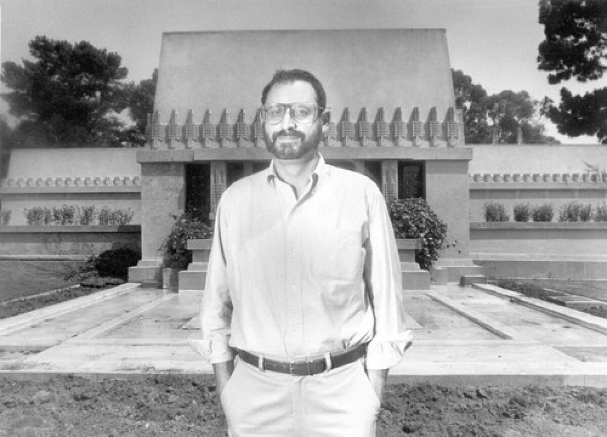 Martin Eli Weil in front of the Frank Lloyd Wright Hollyhock House in 1989, where he painstakingly analyzed paint flakes to learn about the original color scheme.
