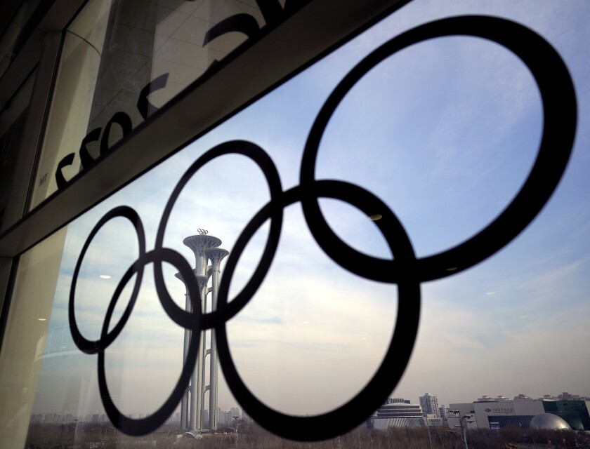 Los anillos olímpicos en el centro de prensa de los Juegos Olímpicos de Invierno en Beijing, el martes 18 de noviembre de 2022. (AP Foto/David J. Phillip)