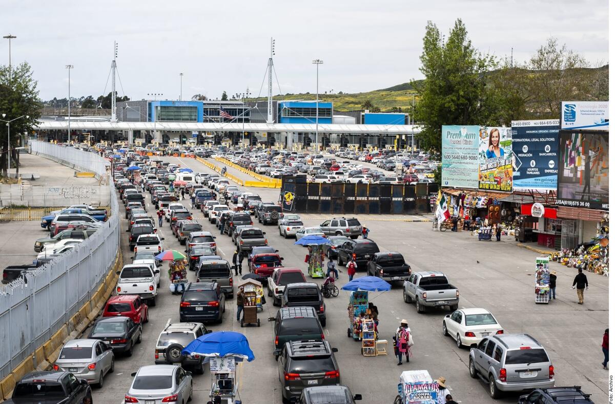 Carros esperan en la línea del cruce fronterizo entre Tijuana y San Ysidro.