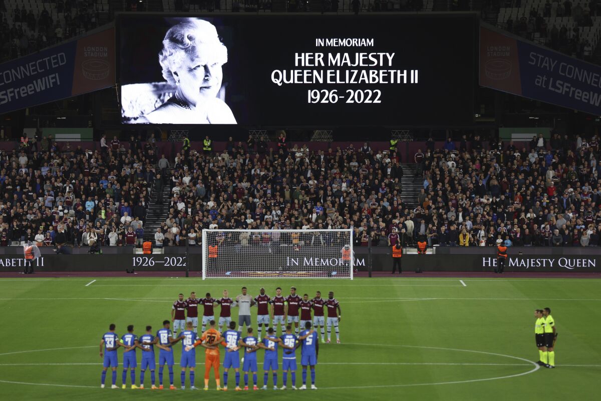 Posponen 3 duelos de la Liga Premier por funeral de la Reina - Los Times