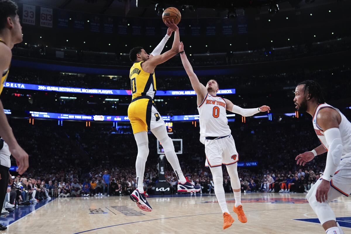 Donte DiVincenzo (0), de los Knicks de Nueva York, marca a Tyrese Haliburton (0), de los Pacers