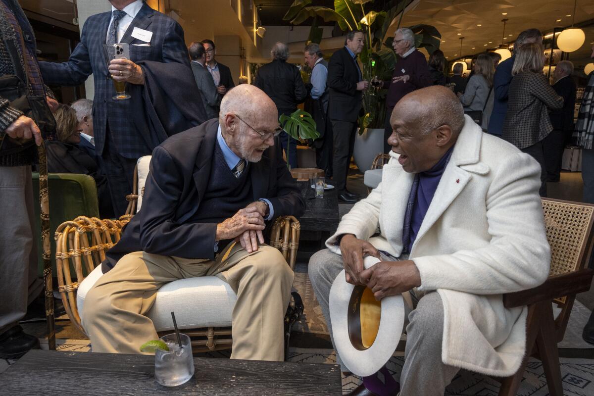 George Skelton et Willie Brown s'assoient et discutent.