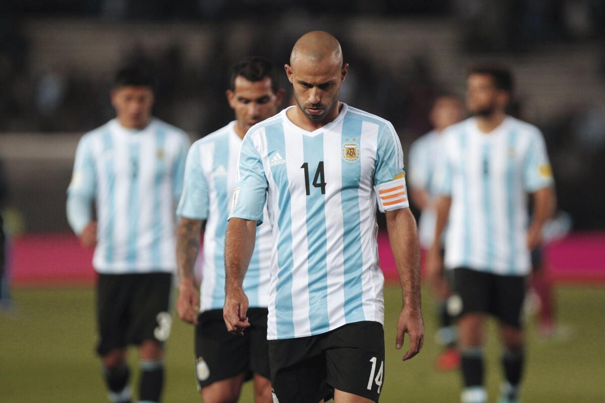 Javier Mascherano (c) es el rostro del seleccionado argentino tras caer ante Ecuador en Buenos Aires.