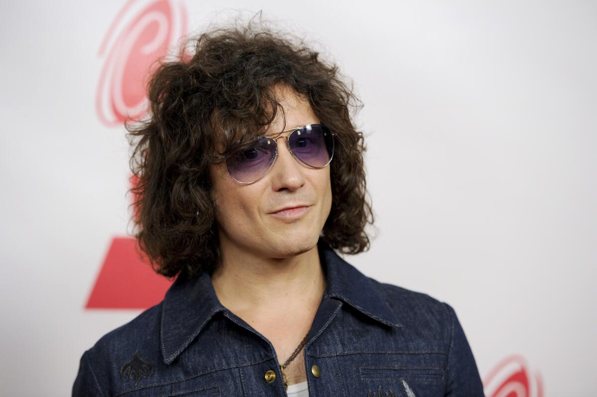 En esta foto del 19 de noviembre de 2014, Enrique Bunbury llega a la gala en honor a Joan Manuel Serrat como Persona del Año de la Academia Latina de la Grabación en Las Vegas. Bunbury lanzó su 10mo álbum como solista, "Posible", el viernes 29 de mayo de 2020.