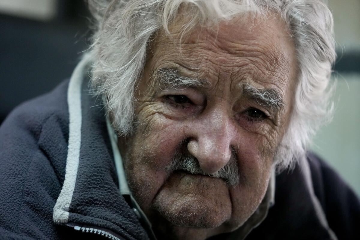 El expresidente uruguayo José "Pepe" Mujica hace una pausa durante una entrevista, en Montevideo, 