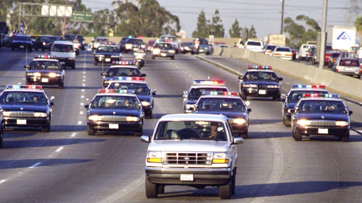 La Patrulla de Carreteras de California (CHP) durante la persecución por la Autopista 91. Al Cowlings está al volante y O.J. Simpson se esconde en el asiento trasero de una Bronco blanca, el viernes 17 de junio de 1994 (Al Schaben / Los Angeles Times).