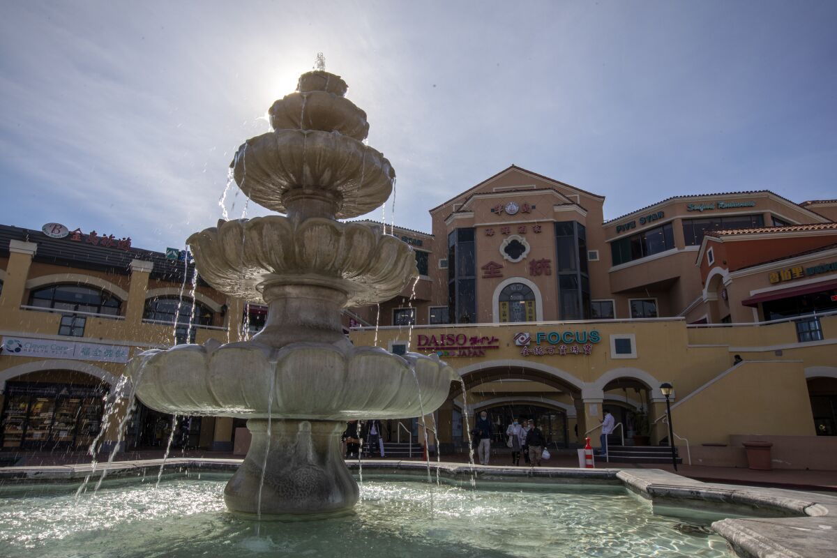 A large fountain infant of the Focus Plaza. 