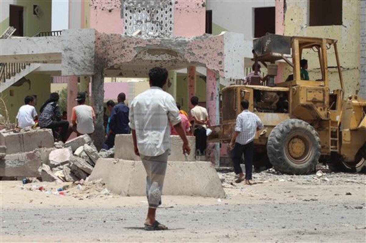 Un atentado suicida con coche bomba reivindicado por el grupo Estado Islámico mató el lunes a por lo menos 54 reclutas partidarios del gobierno en la ciudad de Adén, en el sur de Yemen, informaron las autoridades.
