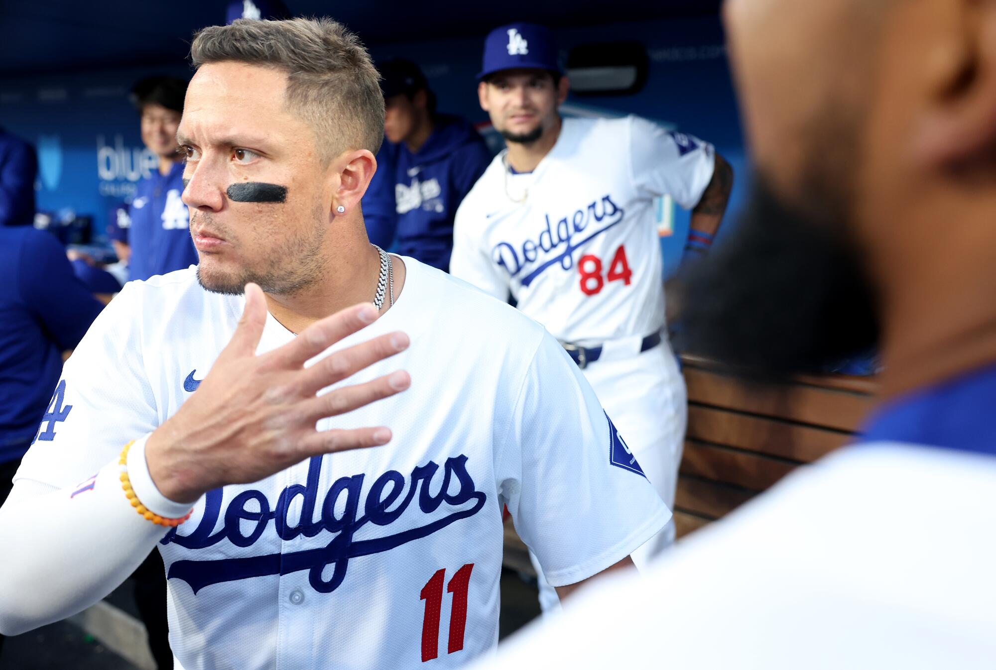 Dodgers'ın kısa stoperi Miguel Rojas (solda) ve Andy Pages maçtan önce sığınakta konuşuyor.