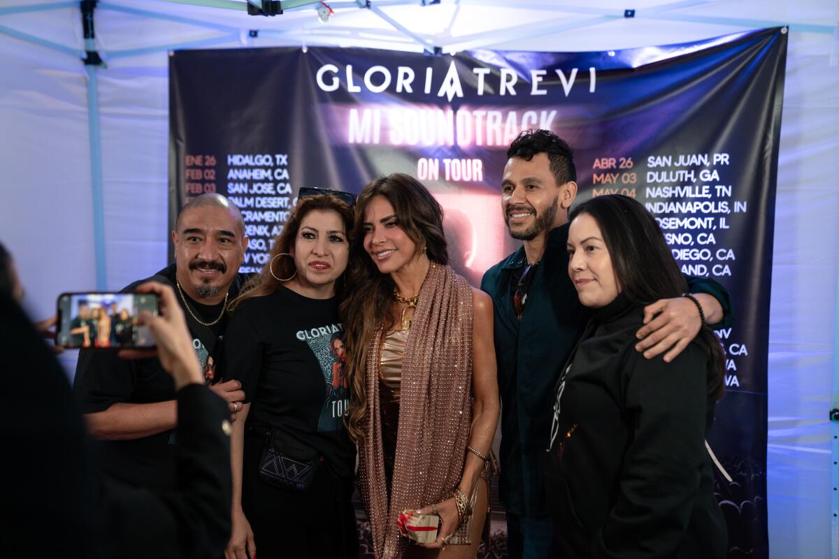 Tras el anuncio, Gloria compartió con algunos fans que ganaron la posibilidad
