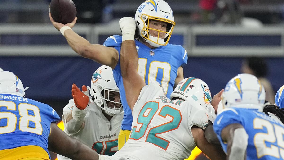 Dolphins' defense hoping to adjust, stop the run after poor performance  against Chargers - The San Diego Union-Tribune