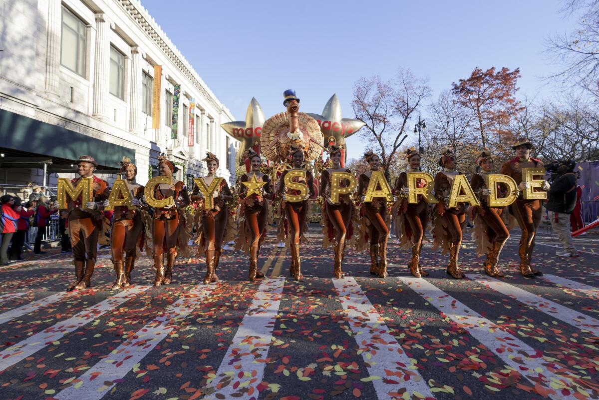 Balloons, bands and Santa Macy’s Thanksgiving Day Parade ushers in