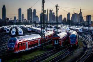Trenes estacionados cerca de la estación central de Fráncfort, Alemania, el lunes 27 de marzo de 2023. Alemania enfrentaba una huelga nacional de transportes el lunes. (AP Foto/Michael Probst)