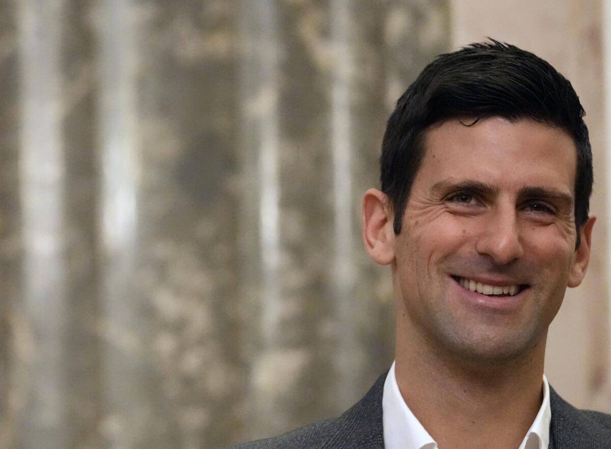 El tenista serbio Novak Djokovic sonríe  