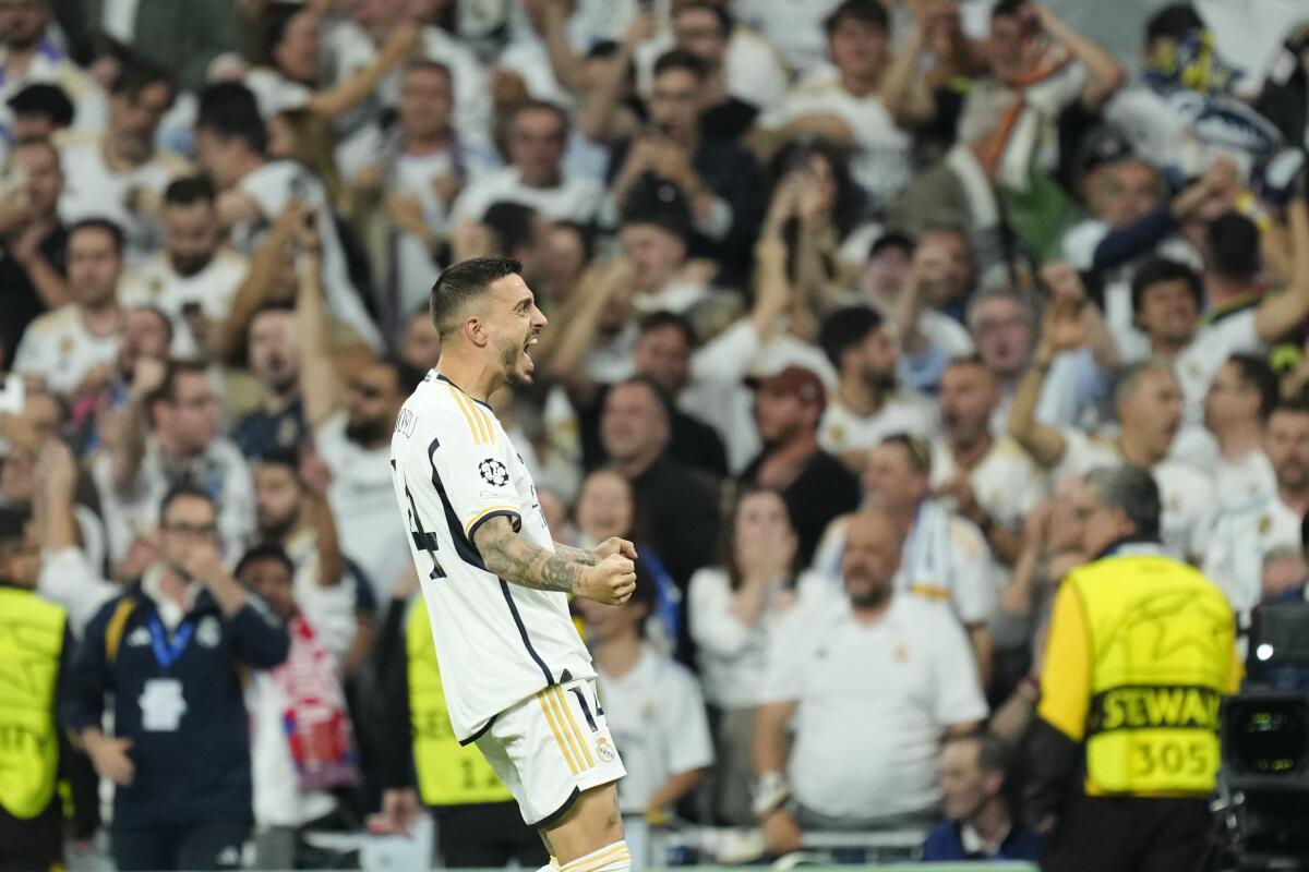 Joselu celebra tras anotar el primer gol del Real Madrid 