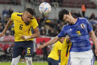Byron Castillo, de la selección de Ecuador, disputa un balón por alto con Shogo Taniguchi, de Japón, en un partido amistoso disputado el martes 27 de septiembre de 2022, en Düsseldorf, Alemania (AP Foto/Martin Meissner)
