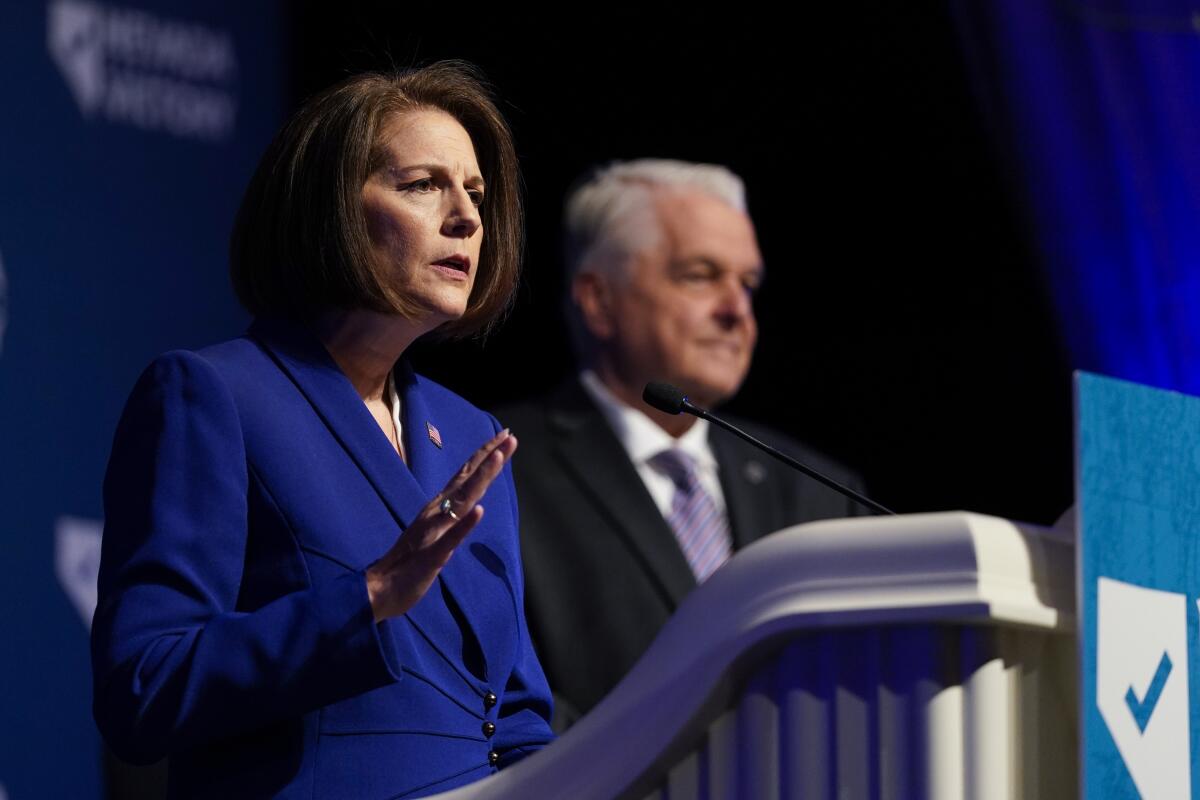 La senadora Catherine Cortez Masto, izquierda, demócrata por Nevada, habla en compañía