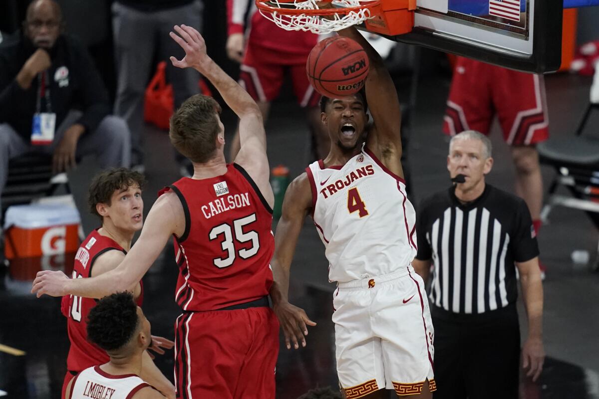 USC's Evan Mobley dunks against Utah's Branden Carlson.