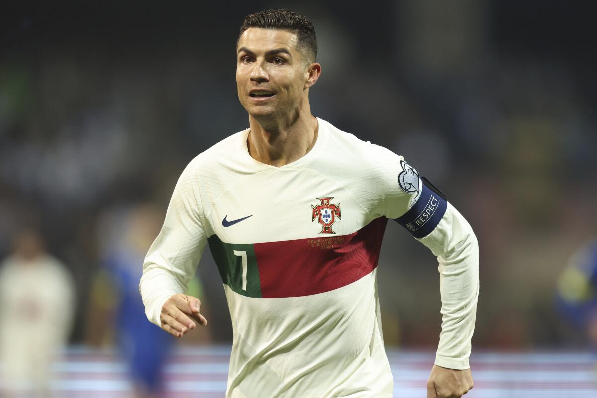 El atacante portugués Cristiano Ronaldo reacciona tras anotar un gol en el partido contra Bosnia-Herzegovina