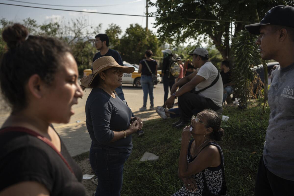 Los familiares de las víctimas del huracán Otis