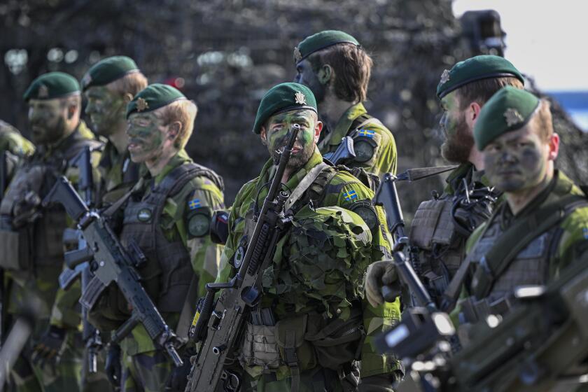 ARCHIVO - Soldados suecos participan en el ejercicio militar Aurora 23 en la base naval Berga en las afueras de Estocolmo, el viernes 28 de abril de 2023. (Anders Wiklund/TT News Agency vía AP, archivo)