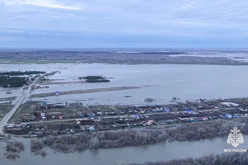 En esta captura de un video difundido por el Servicio de Prensa del Ministerio de Emergencias de Rusia el martes 16 de abril de 2024, se observa una vista aérea de la zona inundada del río Tobol, en la región de Kurgán, Rusia. (Servicio de Prensa del Ministerio de Emergencias de Rusia vía AP)