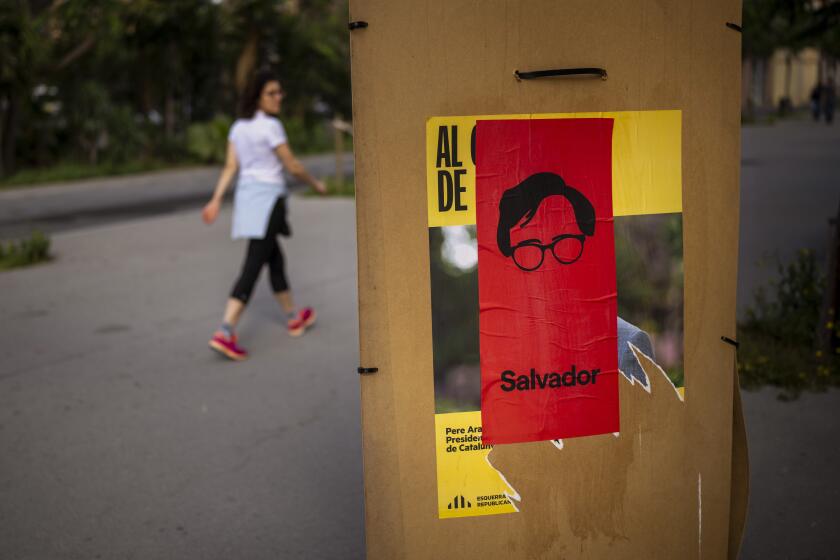 Un cartel electoral del socialista Salvador Illa pegado encima de otro cartel del candidato de Izquierda Republicana de Cataluña, Pere Aragonés, en Barcelona, España, el lunes 13 de mayo de 2024. (Foto AP/Emilio Morenatti)