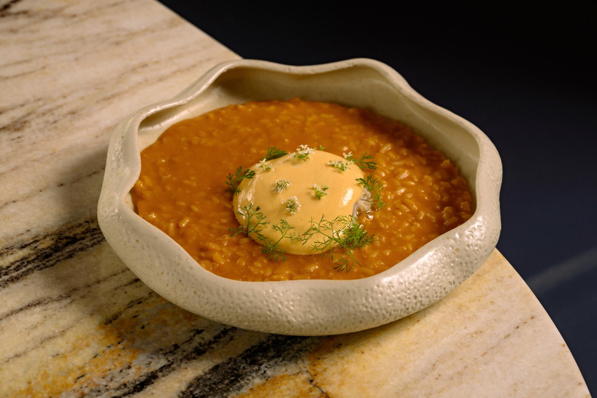 Caranguejo de pimenta e arroz Arisibio, caranguejo e ovos.