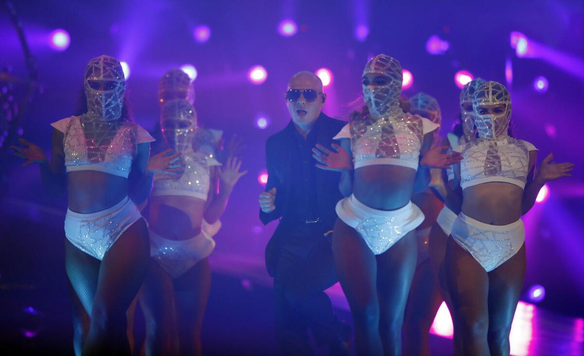 ¿Qué sería de Pitbull sin sus bailarinas en el escenario?