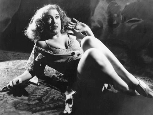 Fay Wray Wray certainly gave her larynx a workout in the 1933 classic King Kong as Ann Darrow, the blond actress who was the girl of the big apes dreams. Her finest scream moment: Kong takes her in hand and climbs the Empire State Building as planes try to shoot him down. When Wray died in 2004 at the age of 96, the Empire State Building shut down its lights for 15 minutes in her memory. Other classic Wray screamfests: 1932s Dr. X and The Most Dangerous Game and 1933s The Vampire Bat and Mystery of the Wax Museum. Decibel level: 10