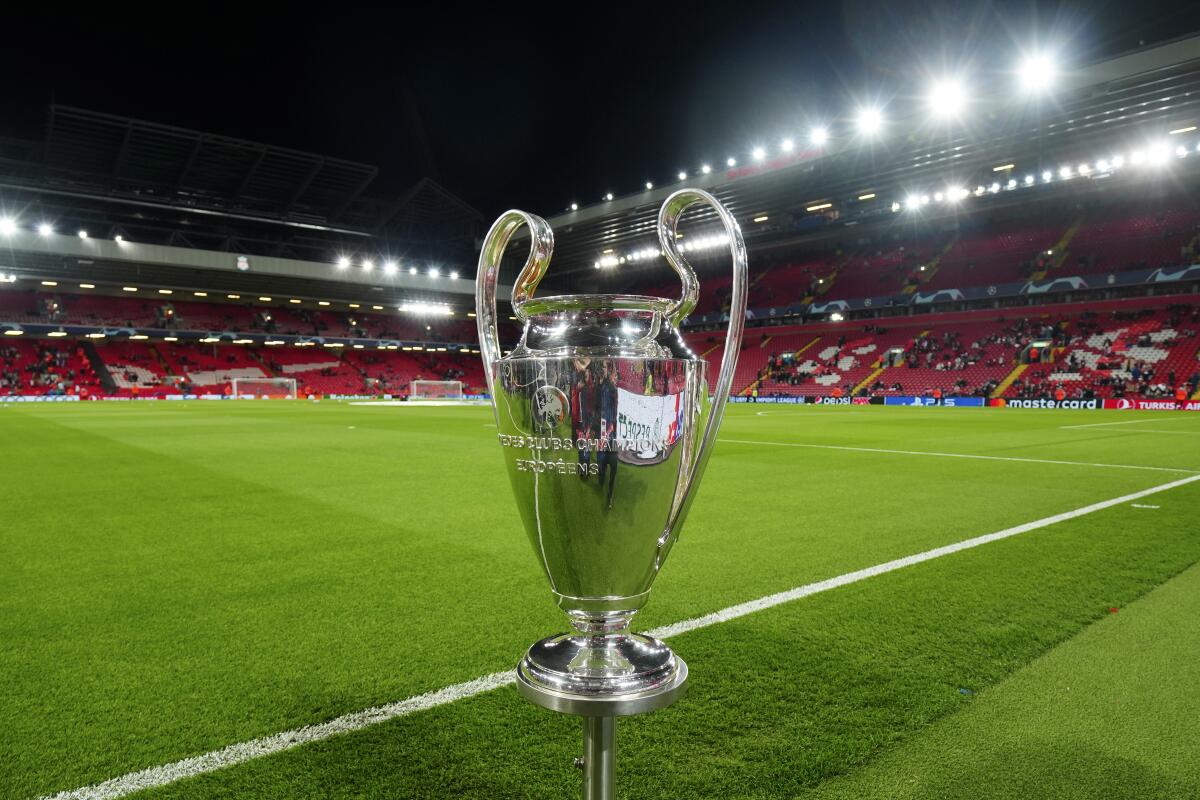 El trofeo de la Liga de Campeones previo al partido entre Liverpool y Real Madrid en el estadio Anfield 