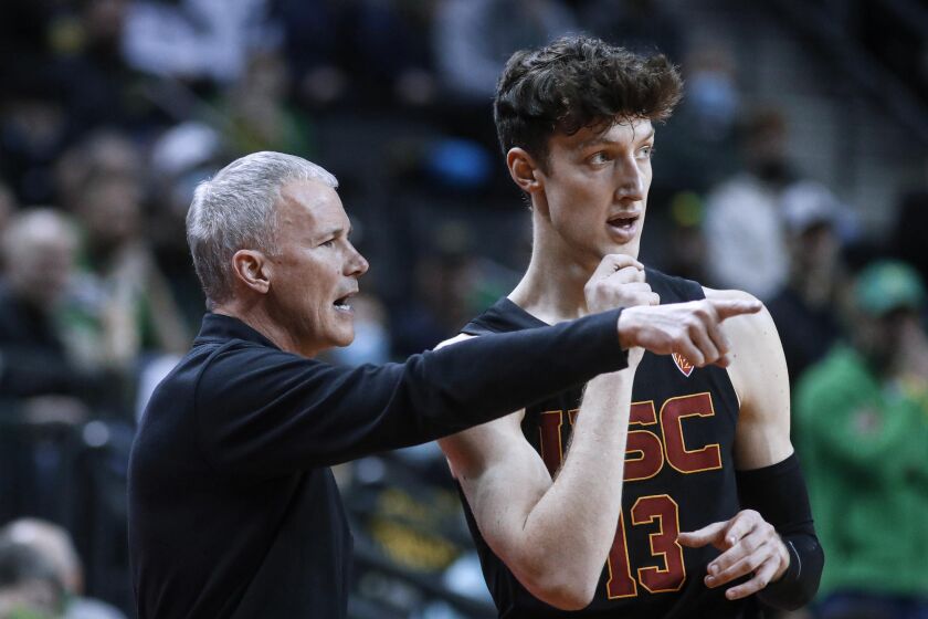 USC coach Andy Enfield instructs Drew Peterson during the second half against Oregon on Feb. 26, 2022.