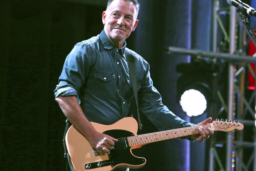 Bruce Springsteen toca en el evento "Stand Up For Heroes" en Nueva York. El rockero volverá a presentar su espectáculo individual “Springsteen on Broadway” en el circuito teatral de Nueva York del 26 de junio al 4 de septiembre.