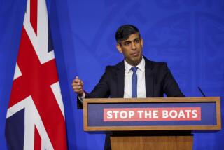 El primer ministro británico, Rishi Sunak, habla durante una conferencia de prensa en Downing Street, en Londres, el lunes 22 de abril de 2024. Sunak prometió el lunes que los primeros vuelos de deportación del país a Ruanda saldrían en un plazo de 10 a 12 semanas, y aseguró que pondría fin al bloqueo parlamentario de una promesa clave antes de las elecciones de este año. (Toby Melville/Pool Photo via AP)