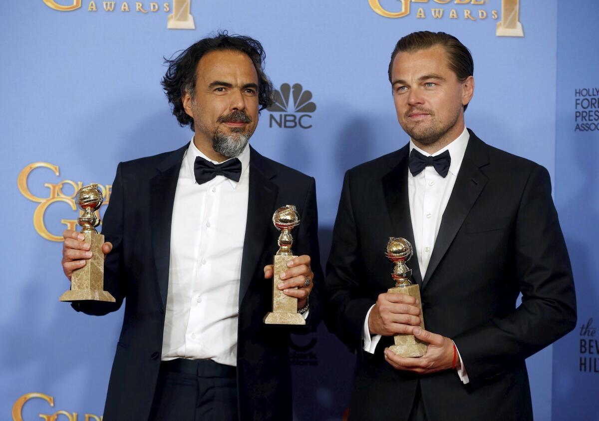 Alejandro Gonzalez posa con los trofeos a Mejor Director y Mejor Película- Drama por "The Revenant", y Leonardo DiCaprio lo hace con el premio a Mejor Actor en una Película - Drama por la misma película.