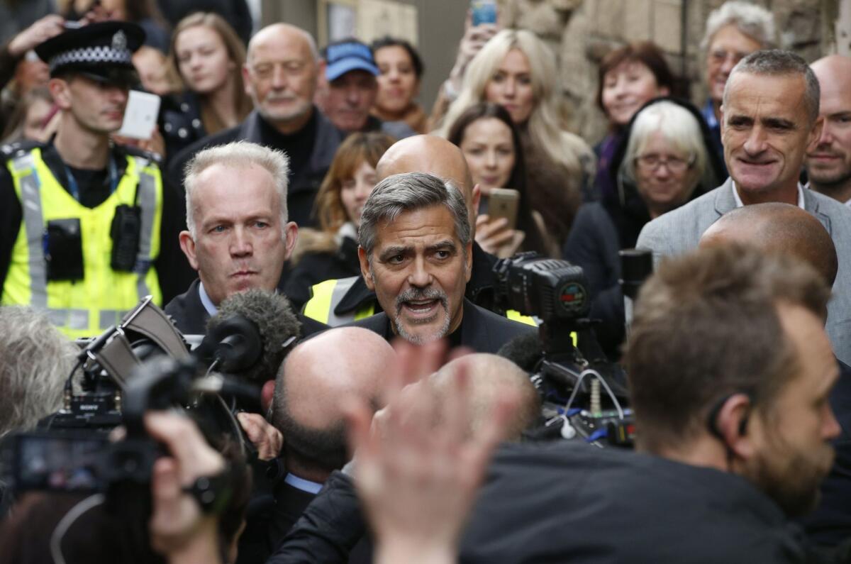 El astro de Hollywood George Clooney es rodeado por periodistas y admiradores al llegar al café Social Bite en Edimburgo, Escocia. El actor fue invitado al establecimiento, que contrata y sirve comida a personas sin hogar, por uno de sus propietarios.