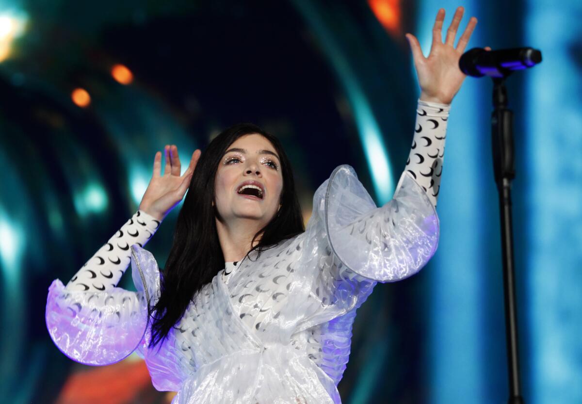 La cantante neozelandesa Lorde actúa durante su concierto en el Festival de Música de México