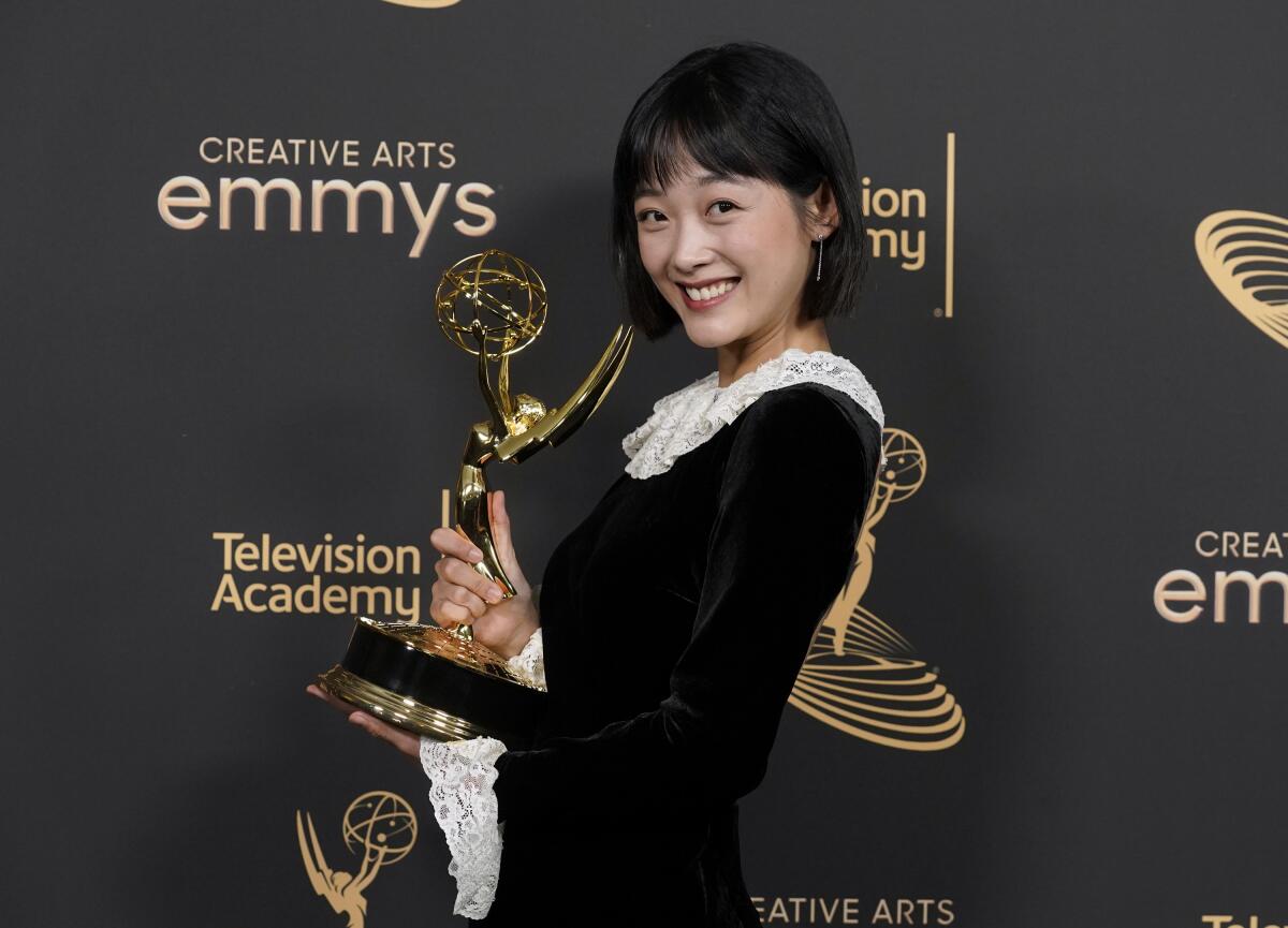 Lee Yoo-Mi posa en la sala de prensa con el premio a mejor actriz invitada 